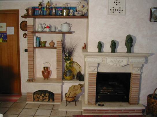 Fireplace and wall in cotto and travertine